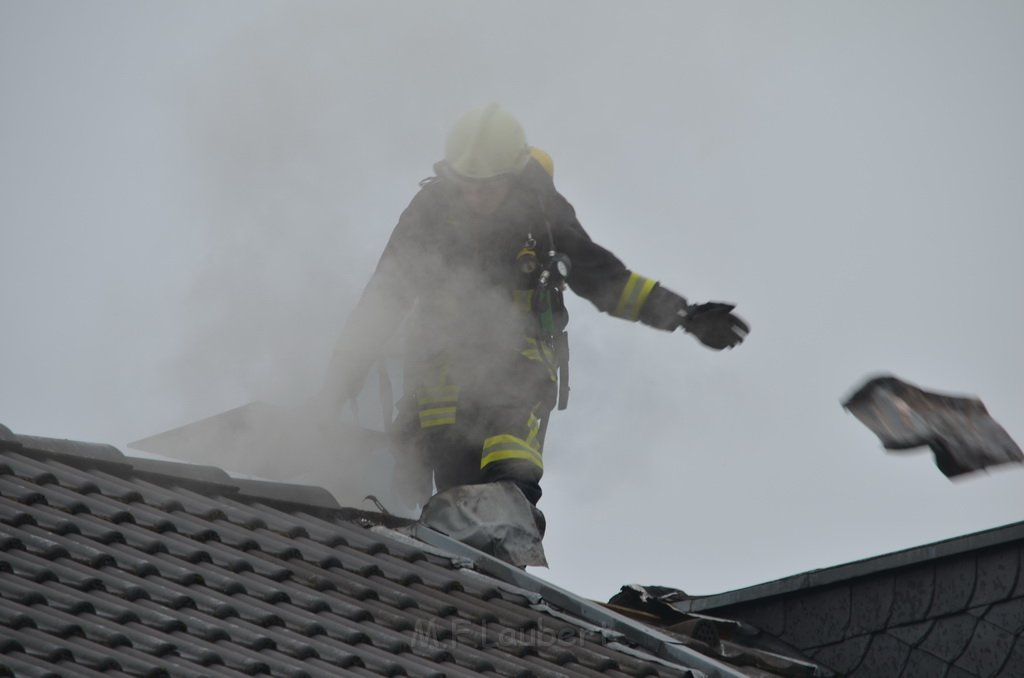 Feuer 2 Dach Koeln Brueck Diesterweg P30.JPG - Miklos Laubert